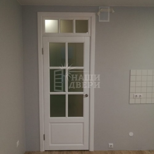 Белые деревянные двери из массива