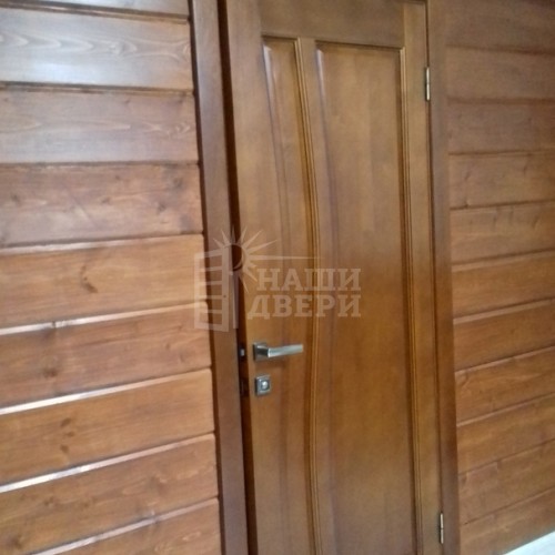 Межкомнатная дверь и оформление входной двери из массива